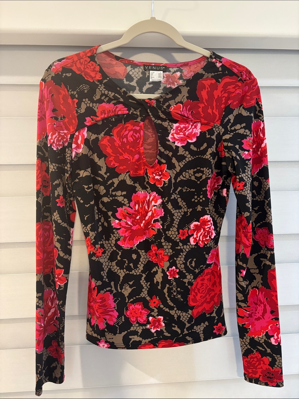 VENUS Black Long-Sleeve Floral Keyhole Top - Red/Pink Flowers